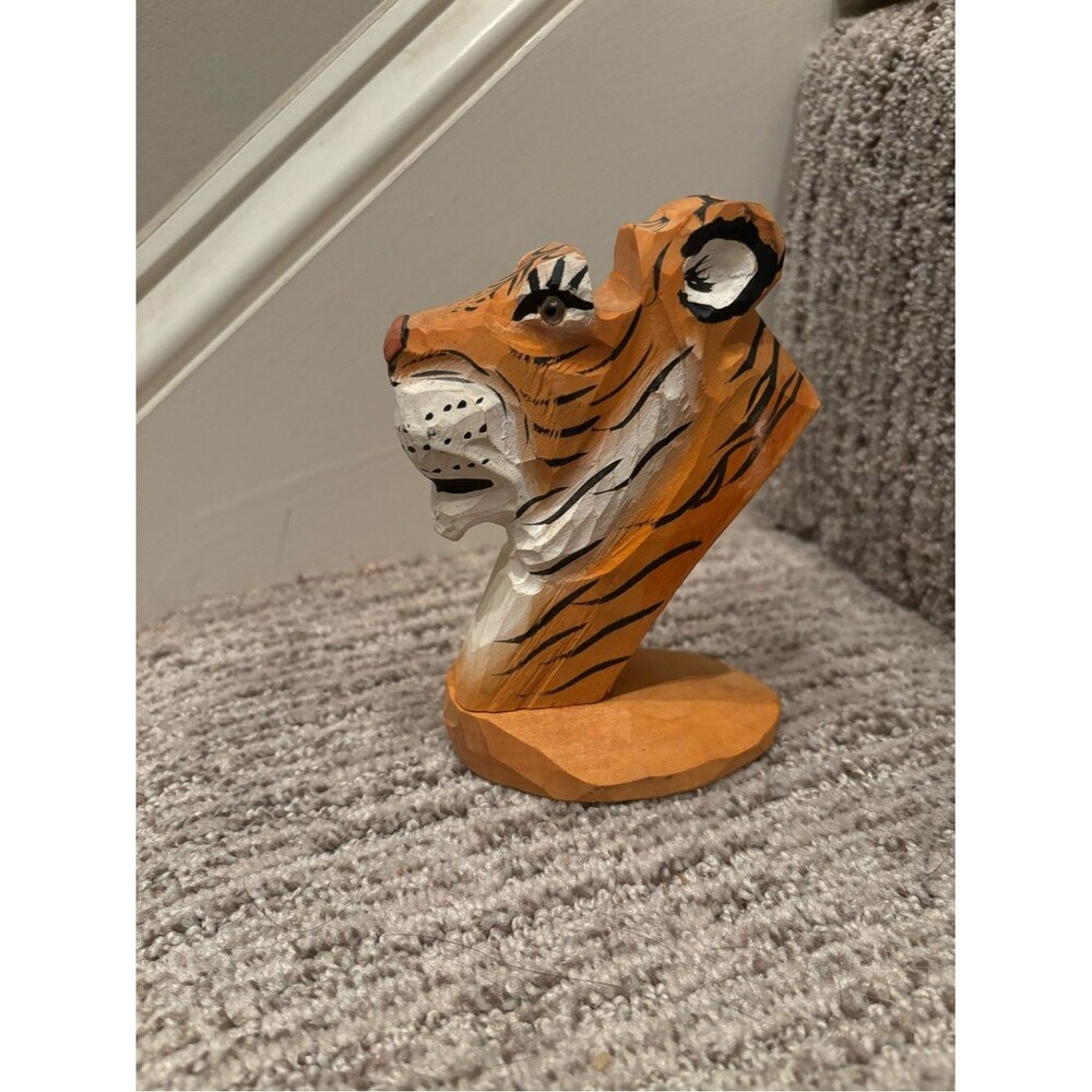 Peepers Carved Tiger Glasses Holder